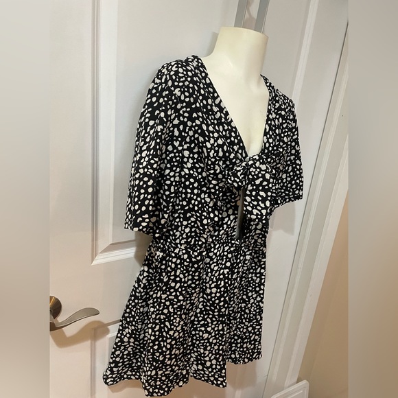 Front tie keyhole romper - Picture 3 of 5